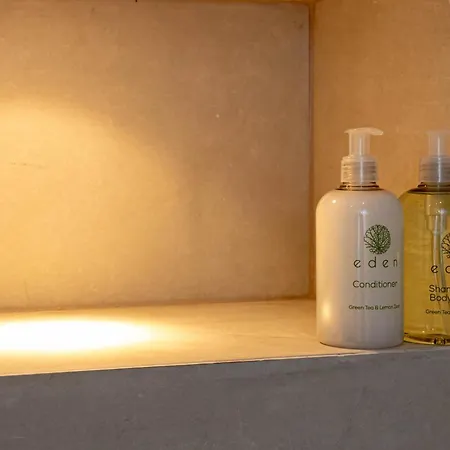 Dom wakacyjny Detached House In Prestwich Sleeps 10 With Parking Manchester