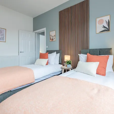 Comfort & Style In Salford - Sleeps 8