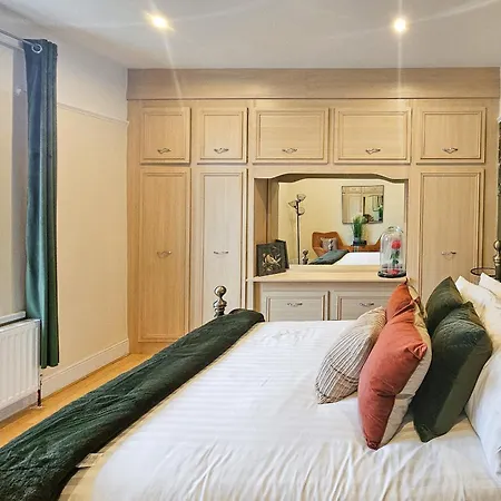 Casa vacanze Massive And Stylish 5 Bed House - Sleeps 13 - Free Parking *