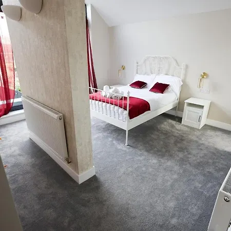 Holiday home Stunning Family With Hot Tub In Worsley