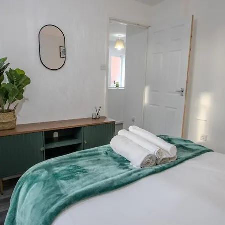 Stylish 3br In Swinton - Free Parking *