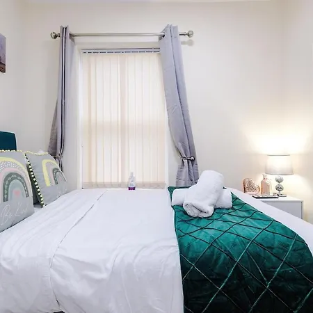 Sleeps 13, Free Parking, Near Etihad & C0-0p Live, 4br * Mánchester