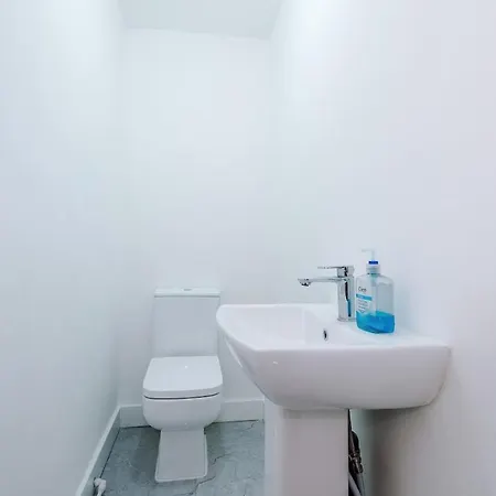 Pearl Reside - Sleeps 5, Free Parking & 5 Mins Centre *