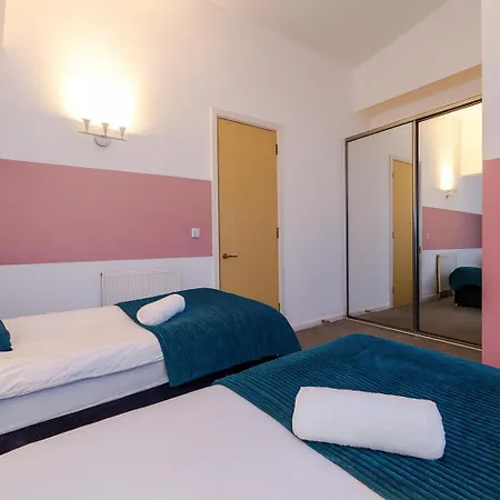 Stylish House In With Pool Table *