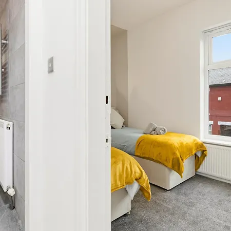 Manchester 2 Bedroom 5 Beds House 10 Minutes Away From City Centre And Hospitals On Street Parking ,Great For Long Term Stays Contractors And Hospital Workers Holiday home