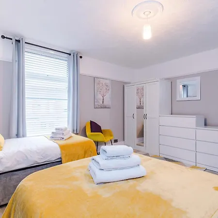 Ideal Group 3br House For 8 Parking