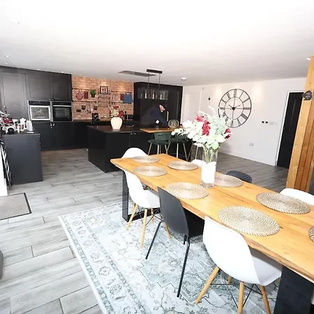 Holiday home Stunning Family With Hot Tub In Worsley