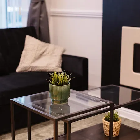 펜션 Modern 3 Bedroom House In Salford, Sleeps 6, 16 Minutes From Centre, Free Parking And Wi-fi, Weekly & Monthly Stays, Great Rates Available At Peachy