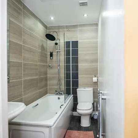 בית הארחה Etihad Coop Arena Centre