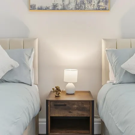 Manchester 2 Bedroom 5 Beds House 10 Minutes Away From City Centre And Hospitals On Street Parking ,Great For Long Term Stays Contractors And Hospital Workers Manchester