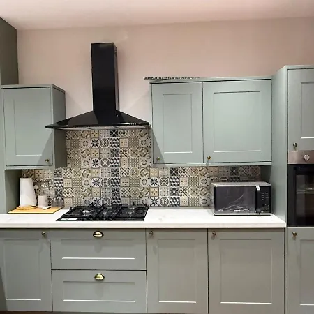 Large Luxury 4 Bedroom With Parking Ferienhaus
