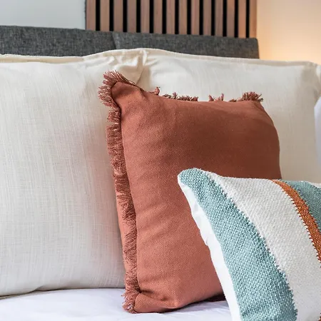 Comfort & Style In Salford - Sleeps 8 *