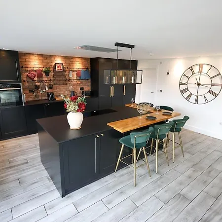 Stunning Family With Hot Tub In Worsley