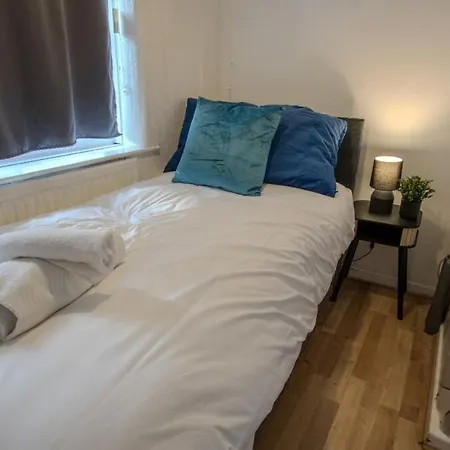 Stylish 3br In Swinton - Free Parking