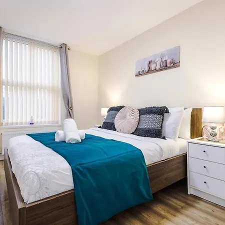 Sleeps 13, Free Parking, Near Etihad & C0-0p Live, 4br Сasa de vacaciones Mánchester