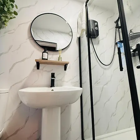3br House Near Old Trafford With Games Sleeps 8 * Manchester