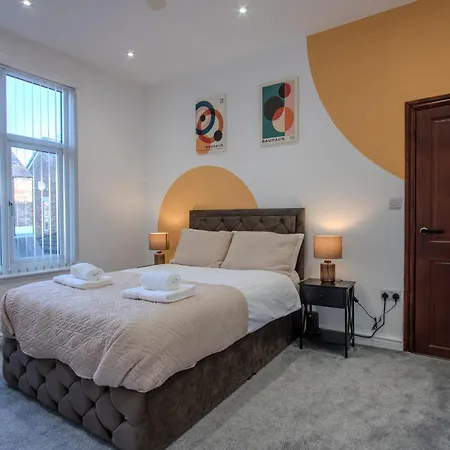 Modern & Spacious 4-bedroom Home, Family & Contractor Friendly,