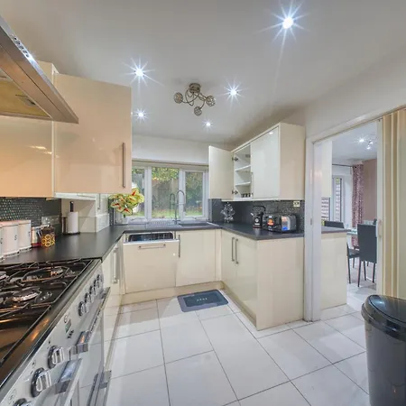 3 Bedrooms Sleeps 7 Free Parking