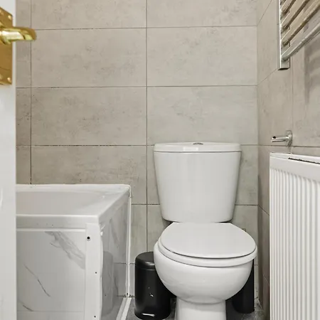 2 Bedroom 5 Beds House 10 Minutes Away From Centre And Hospitals On Street Parking ,great For Long Term Contractors And Hospital Workers * Manchester