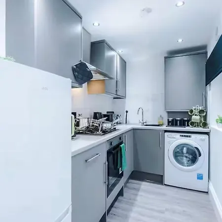 Modern 2-bed House Near Centre - Sleeps 6