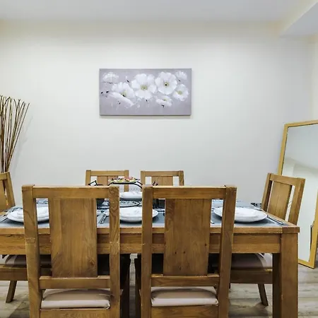 Sleeps 13, Free Parking, Near Etihad & C0-0p Live, 4br Сasa de vacaciones