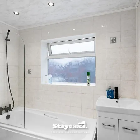 Spacious 4-bed Near Didsbury Vakantiehuis *