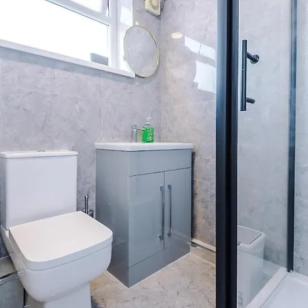 Pearl Reside - Sleeps 5, Free Parking & 5 Mins Centre *