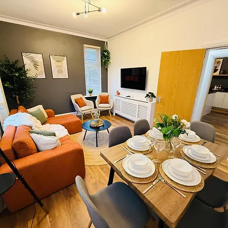 3br House Near Old Trafford With Games Sleeps 8 Prázdninový dům Manchester
