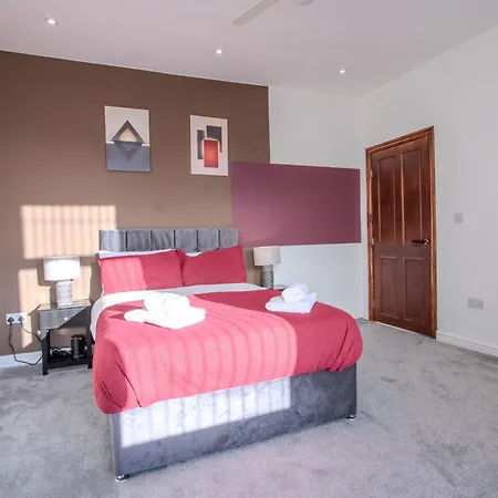 Modern & Spacious 4-bedroom Home, Family & Contractor Friendly, Manchester