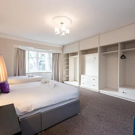 Detached House In Prestwich Sleeps 10 With Parking Hébergement de vacances