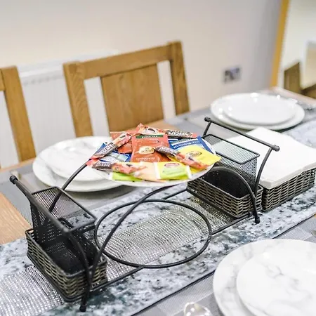 Sleeps 13, Free Parking, Near Etihad & C0-0p Live, 4br Сasa de vacaciones Mánchester