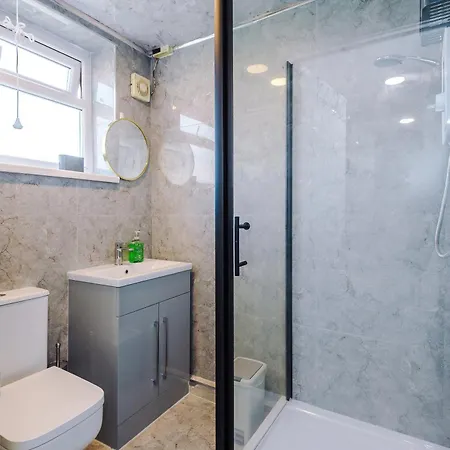 Pearl Reside - Sleeps 5, Free Parking & 5 Mins Centre