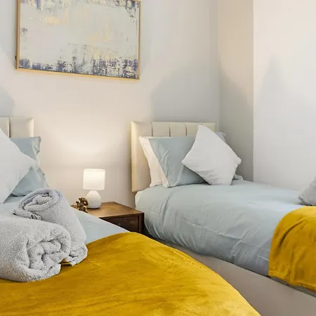 Holiday home Manchester 2 Bedroom 5 Beds House 10 Minutes Away From City Centre And Hospitals On Street Parking ,Great For Long Term Stays Contractors And Hospital Workers Manchester