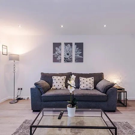 Stylish 2br House For 4 In With Parking *