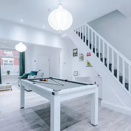 Modern 2-bed House Near Centre - Sleeps 6 Manchester