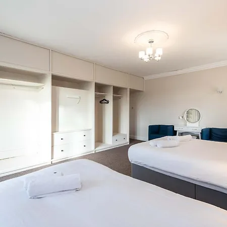 Detached House In Prestwich Sleeps 10 With Parking Dom wakacyjny