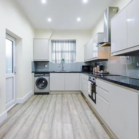 Sleeps 13, Free Parking, Near Etihad & C0-0p Live, 4br Mánchester