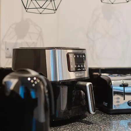 3 Bedroom House In Salford - Sleeps 6 Guests, Contractors, Groups, Families, Business, Leisute & Relocation Welcome, 15 Minutes From Centre, Fast Wi-fi, Smart Tv In Each Bedroom & Free Parking, Long And Short Welcome 度假居 曼彻斯特