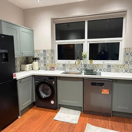 Large Luxury 4 Bedroom With Parking Ferienhaus *