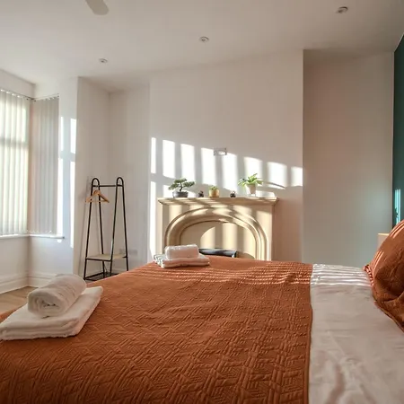 Modern & Spacious 4-bedroom Home, Family & Contractor Friendly, マンチェスター