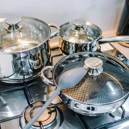 Modern 2-bed House Near Centre - Sleeps 6 펜션 맨체스터