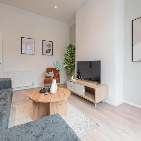 Comfort & Style In Salford - Sleeps 8 Holiday home *