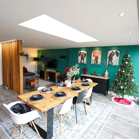 Stunning Family With Hot Tub In Worsley Manchester