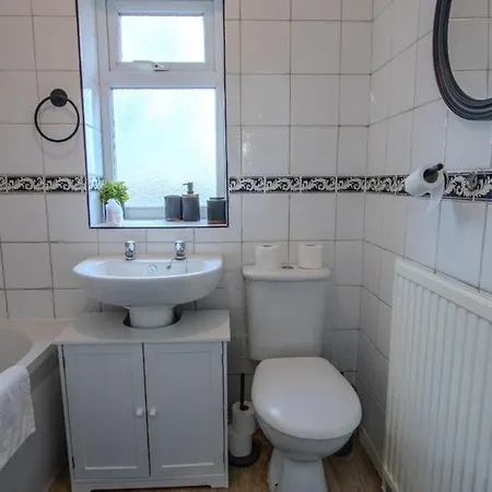 Stylish 3br In Swinton - Free Parking * Manchester