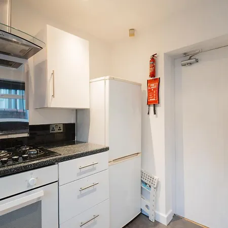 度假居 3 Bedroom House In Salford - Sleeps 6 Guests, Contractors, Groups, Families, Business, Leisute & Relocation Welcome, 15 Minutes From Centre, Fast Wi-fi, Smart Tv In Each Bedroom & Free Parking, Long And Short Welcome *