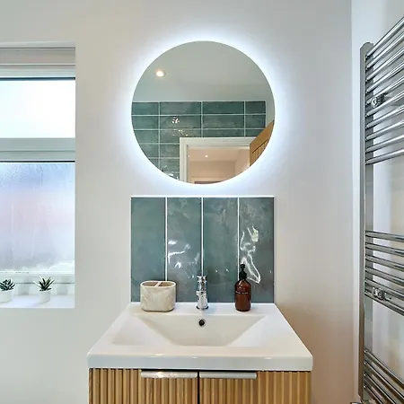 Stylish 4 Bed In Old Trafford Next To Mufc