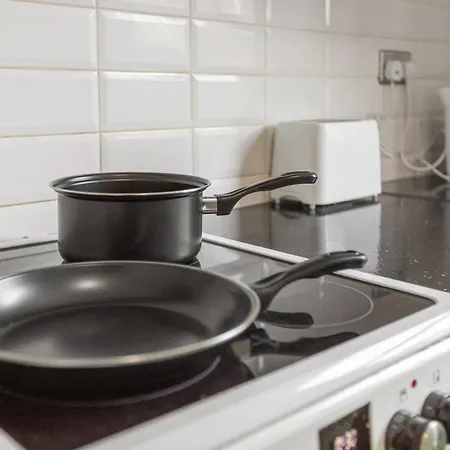 2 Bedroom 5 Beds House 10 Minutes Away From Centre And Hospitals On Street Parking ,great For Long Term Contractors And Hospital Workers Vakantiehuis Manchester
