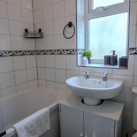Stylish 3br In Swinton - Free Parking Manchester