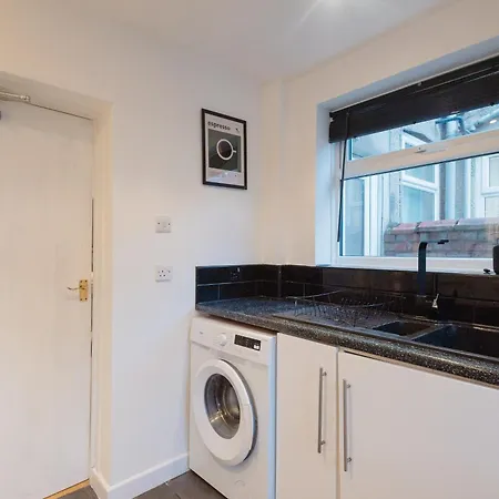 Modern 3 Bedroom House In Salford, Sleeps 6, 16 Minutes From Centre, Free Parking And Wi-fi, Weekly & Monthly Stays, Great Rates Available At Peachy 맨체스터