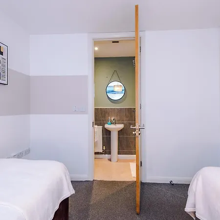 Stylish House In With Pool Table * Mánchester